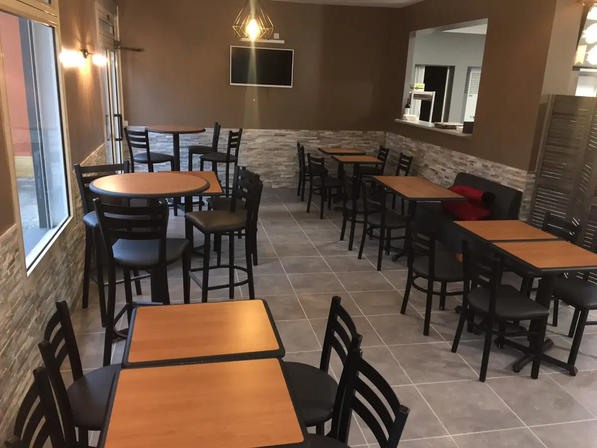 La salle de Pizza N'Co Le Mans, tables en bois et murs de pierre